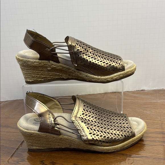 Earth Spirit Gold Wedge Sandals with Natural Jute Heel - Picture 1 of 7